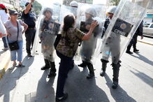 Venezuelanos saem à rua contra Nicolás Maduro