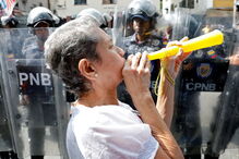 Venezuelanos saem à rua contra Nicolás Maduro