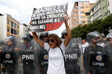 Venezuelanos saem à rua contra Nicolás Maduro