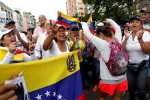 Venezuelanos saem à rua contra Nicolás Maduro