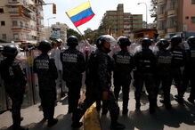 Venezuelanos saem à rua contra Nicolás Maduro