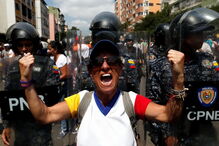 Venezuelanos saem à rua contra Nicolás Maduro