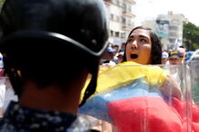 Venezuelanos saem à rua contra Nicolás Maduro
