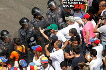 Venezuelanos saem à rua contra Nicolás Maduro
