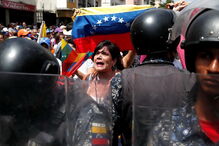 Venezuelanos saem à rua contra Nicolás Maduro