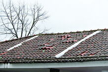 Telhado está em más condições e permite infiltrações de água