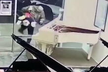 As imagens das câmaras de vigilância captaram o suspeito a roubar o brinquedo no valor de 22 euros. 