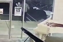 Após roubar o brinquedo o homem abandonou a loja