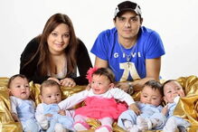 Mulher tem gravidez histórica e torna-se mãe de cinco crianças