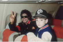 Michael Jackson com James Safechuck, quando este tinha 10 anos, no avião privado do cantor.