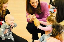 Kate Middleton usa blusa Gucci de 916 euros em evento com crianças  