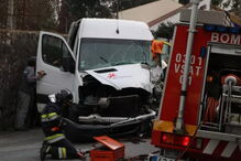Colisão frontal entre autocarro e carrinha dos CTT faz dois feridos