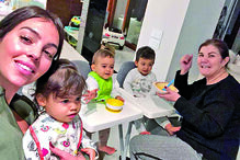 Georgina Rodríguez e Dolores Aveiro num momento de rara harmonia, em Turim, Itália, com os pequenos Eva, Alana Martina e Mateo, todos de um ano 