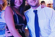 Mulher vai a funeral de noivo no dia em que iam casar