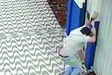 Homem escorrega de escadote mas consegue cair de pé sem ferimentos