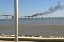 Camião arde na Ponte Vasco da Gama