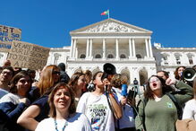 Estudantes protestam contra alterações climáticas na Assembleia da República