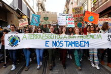 Estudantes protestam contra alterações climáticas na Assembleia da República