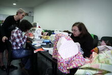 Voluntárias de Torres Vedras costuram vestidos para crianças carenciadas no Mundo