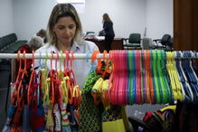 Voluntárias de Torres Vedras costuram vestidos para crianças carenciadas no Mundo