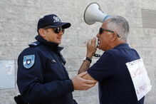 Lesados do BES em protesto ruidoso junto a casa do governador do Banco de Portugal