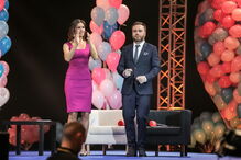 Os apresentadores Marta Viveiros e Nuno Eiró na gala 'Viva a Vida' em Viseu