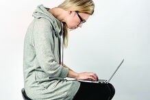 Dor Lombar pode ser causada por estar muito tempo em frente ao computador com má postura