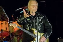 Morreu o músico Dick Dale aos 81 anos. Popularizou-se com um dos temas do filme 'Pulp Fiction'