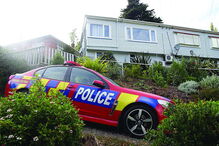 A casa está protegida pela Polícia para que não sejam destruídas pistas relevantes para a investigação