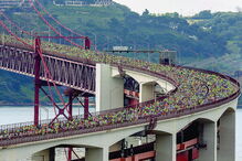 Milhares na ponte 25 de Abril  