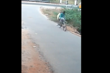 Ciclistas apanham susto de morte quando cobra se prende na roda