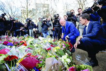 Primeiro-ministro Mark Rutte (dir.) visitou o local do ataque e depôs uma coroa de flores  em homenagem às vítimas 