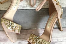 Mãe com cancro terminal escreve mensagem emocionante nos sapatos de casamento da filha 