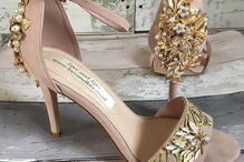 Mãe com cancro terminal escreve mensagem emocionante nos sapatos de casamento da filha 