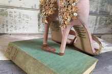 Mãe com cancro terminal escreve mensagem emocionante nos sapatos de casamento da filha 