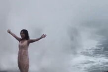 Jovem é abalroada por onda enquanto tirava fotografia