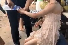 Jovem é abalroada por onda enquanto tirava fotografia