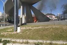 Autocarro arde nas Amoreiras, em Lisboa