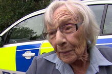 Polícia cumpre desejo de idosa de 104 anos que queria ser presa