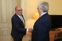 Director-geral Editorial da Cofina, Octávio Ribeiro, cumprimenta o Ministro da Administração Interna, Eduardo Cabrita