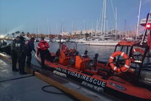 Três pescadores resgatados após barco naufragar ao largo de Portimão