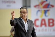 O treinador de basquetebol Carlos Lisboa