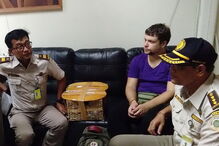 Turista russo detido em aeroporto de Bali por tentar transportar orangotango na mala