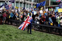 Milhares de britânicos pedem um segundo referendo para o Brexit