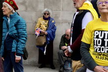 Milhares de britânicos pedem um segundo referendo para o Brexit