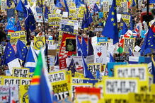 Milhares de britânicos pedem um segundo referendo para o Brexit