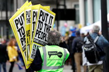 Milhares de britânicos pedem um segundo referendo para o Brexit