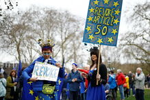 Milhares de britânicos pedem um segundo referendo para o Brexit