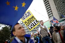 Milhares de britânicos pedem um segundo referendo para o Brexit