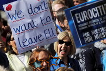 Milhares de britânicos pedem um segundo referendo para o Brexit